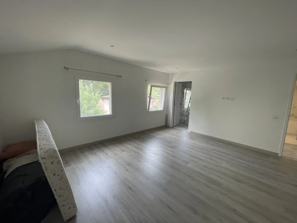 Espace intérieur sous pente après transformation