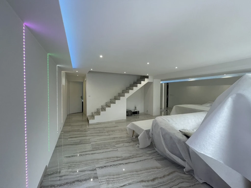 Séjour transformé avec escalier et éclairage intégré