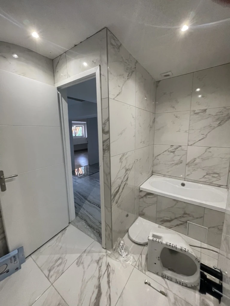 Salle d’eau revêtue de pierre claire